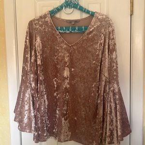 Valerie Stevens size 1X pink crushed velvet top with flared sleeves at elbow